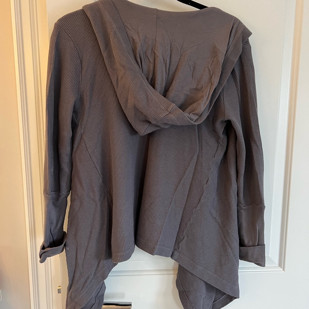 Super cute splendid cardigan. Great for laying and shorter the back.